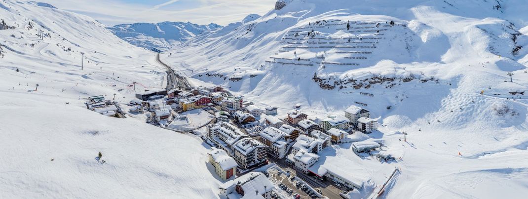 Der Weltcuphang für die Parallelrennen befindet sich an der Trittkopfbahn am Ortseingang von Zürs. Das Bergdorf liegt auf über 1700 Metern.