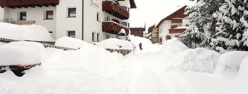 Schnee über Schnee: Kaum ein Durchkommen war für Autos im Januar unter anderem im Ortskern von Serfaus.