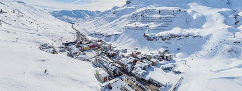 Der Weltcuphang für die Parallelrennen befindet sich an der Trittkopfbahn am Ortseingang von Zürs. Das Bergdorf liegt auf über 1700 Metern.