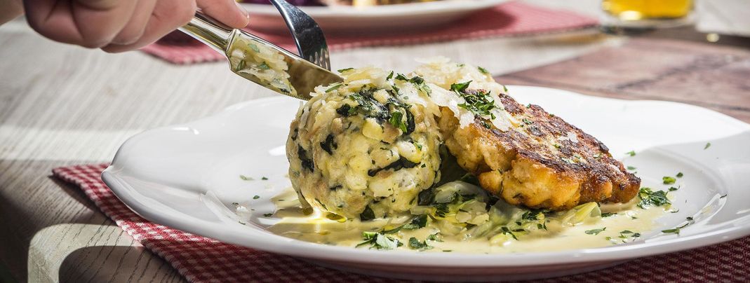 Täglich wechselnde Knödelgerichte gibt es in der Tiroler Stube.