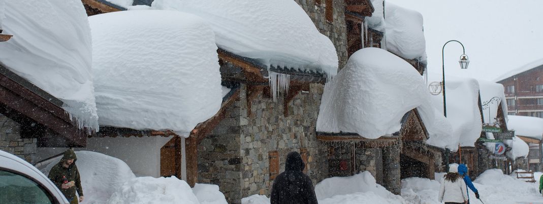 Meterhoher Schnee: Val Thorens ist immer wieder für mehrere Stunden von der Außenwelt abgeschnitten.