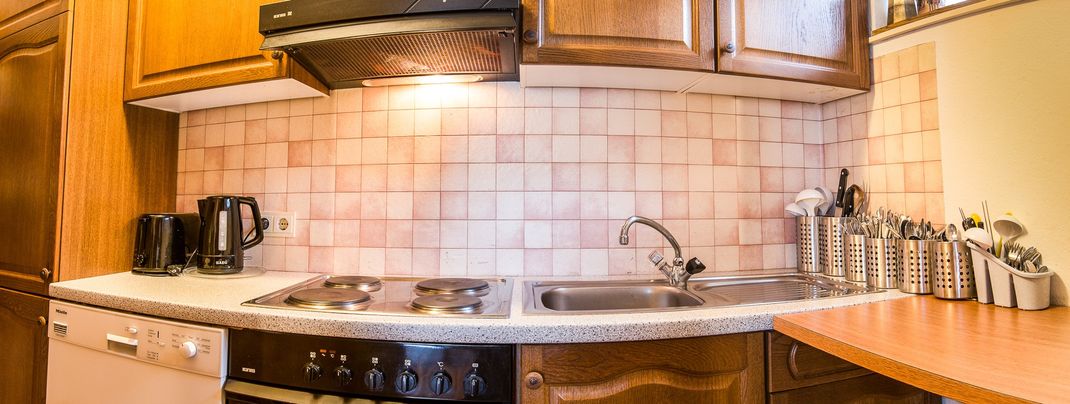 Voll eingerichtete kleine Gästeküche