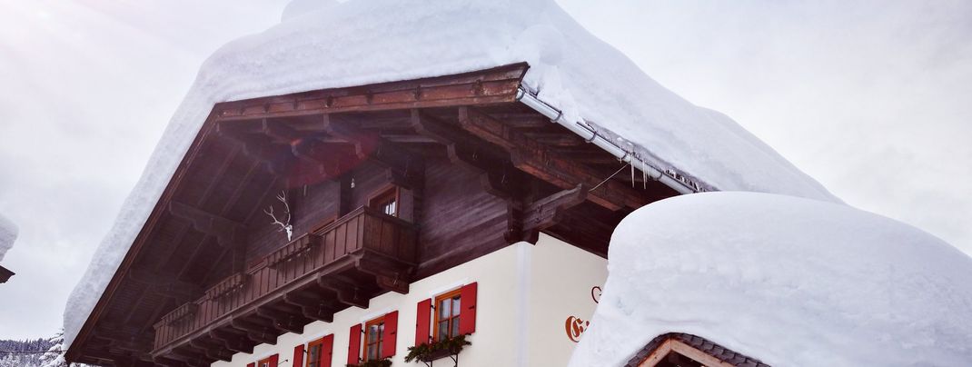 Große Neuschneemengen auch auf den Dächern in Fieberbrunn.
