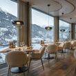 Große Fensterfronten sorgen im Restaurant für einen beeindruckenden Panoramablick ins Tal.
