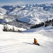 Over 800 hectares of pistes await skiers. Large parts are groomed, but there are also bowls for freeriders.