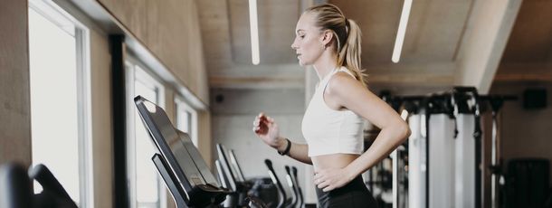 Im hauseigenen Fitnessstudio kannst du dich auch abseits der Piste oder Bike-Trails auspowern.