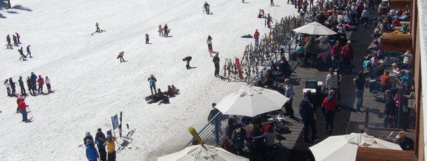 Genieße bei einem Sonnenbad den Blick auf die Berge