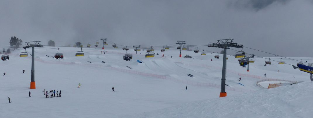 Übersicht auf das Skigebiet von der Bergstation der Rojen-Sesselbahn aus.