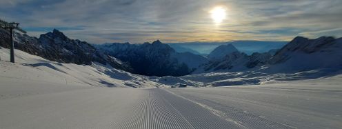 Die Zugspitze startet mit 2G in die Skisaison.