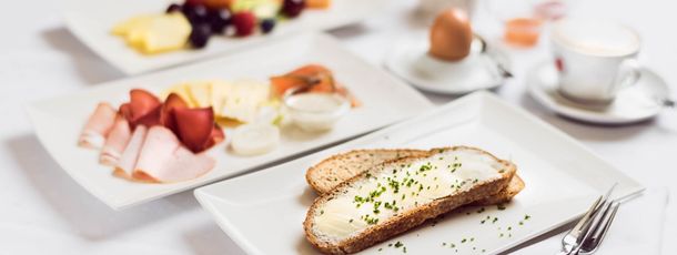 Frühstück mit selbstgebackenem Schwarzbrot