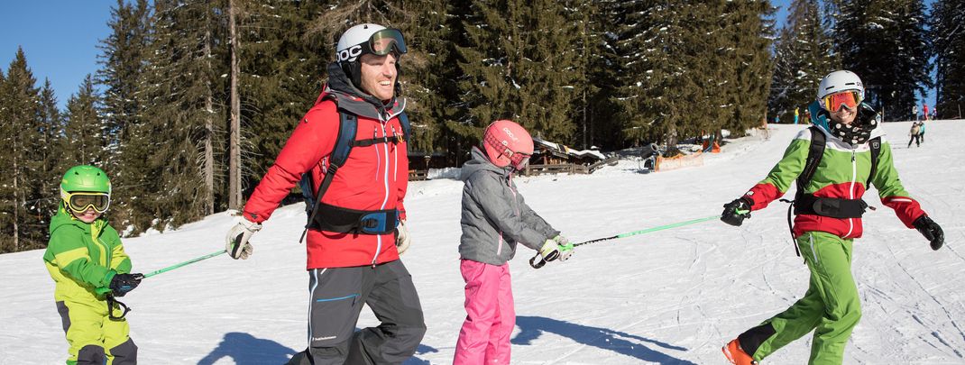 Spaß steht beim Skifahren mit Kindern an oberster Stelle.