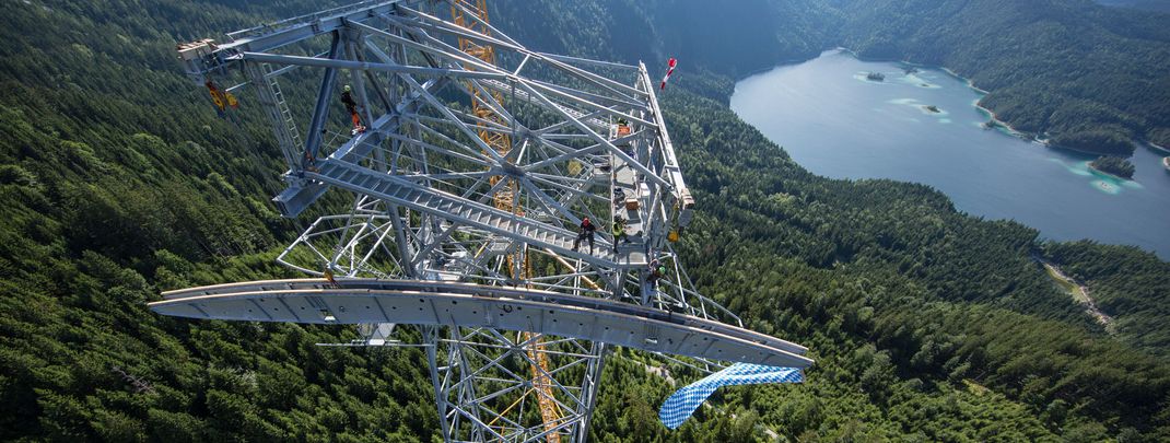 Architektonische Meisterleistung am malerischen Eibsee: Die neue Stahlstütze ist mit 127 Metern die höchste der Welt.