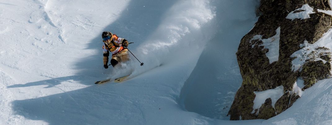 Die Wettbewerbe im Freeriden werden im freien und unpräparierten Gelände ausgetragen. Jeder Sportler sucht sich dann seine eigene Linie, die bewertet wird.