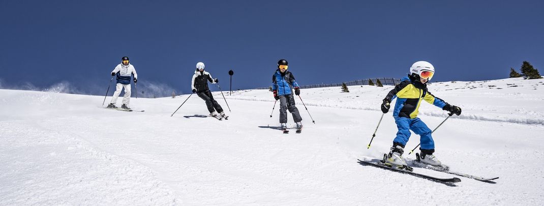 Kappl begeistert im Winter mit weitem Panorama, frischem Pulverschnee und viel Platz für genussvolle Schwünge für die ganze Familie.