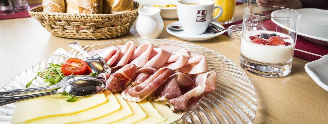 Käse, Wurst und auch Joghurt stehen zum Frühstück bereit.