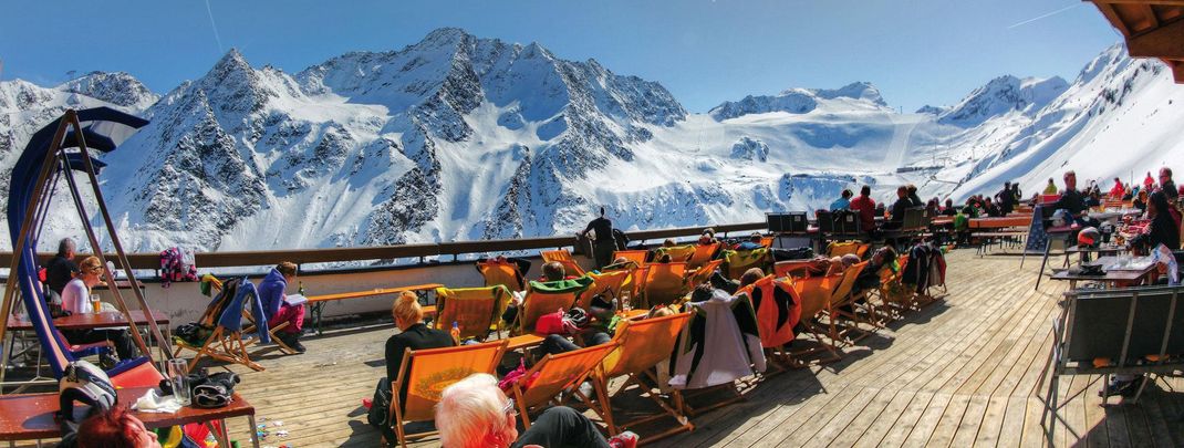 Eines der sonnigsten Plätze im Skigebiet ist die Terrasse am Restaurant Schwarzkogl.