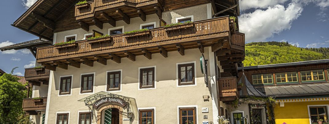 Das Hotel DAS Hintersee liegt mitten im Ort.