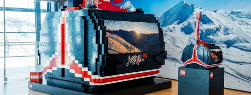Die größte LEGO-Gondel der Welt ist stolze 4,85 Meter hoch und steht noch bis Ende April im Bergrestaurant Pardorama.