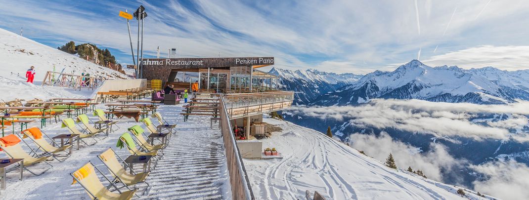 Perfekt für Selfies sind die Liegestühle am Panorahma Restaurant am Penken.