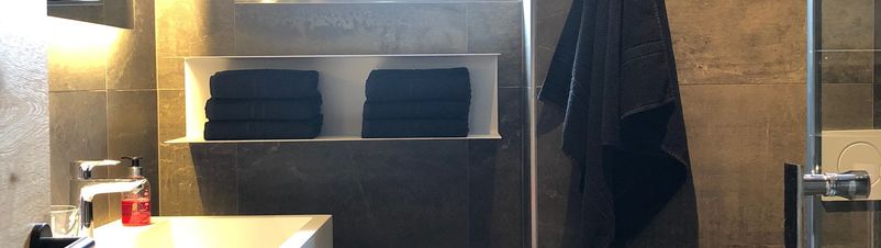 Erdgeschoss | Badezimmer mit Wasserfall Dusche