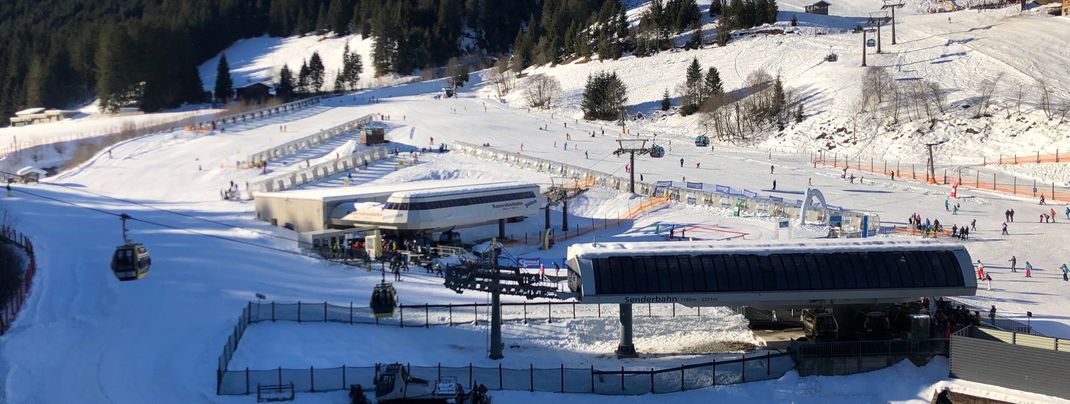 Blick auf die Übungshänge am Ski Center Angertal.