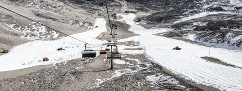 Mit Hilfe des Schneedepots konnte zwar eine Grundpräparierung geschaffen werden. Für den Saisonstart reicht dies aber lange nicht.