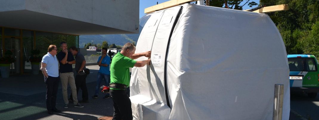 Die Freude bei der Schmittenhöhebahn war groß, als die erste neue Gondel des "zellamseeXpress" geliefert wurde.