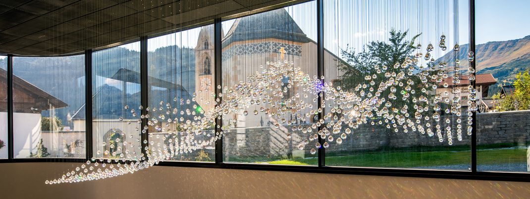 Große Glasfronten bringen viel Licht in die U-Bahn-Stationen.