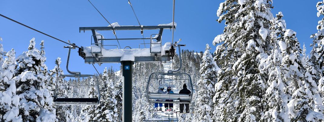 Der Lake Tahoe versinkt im Schnee.