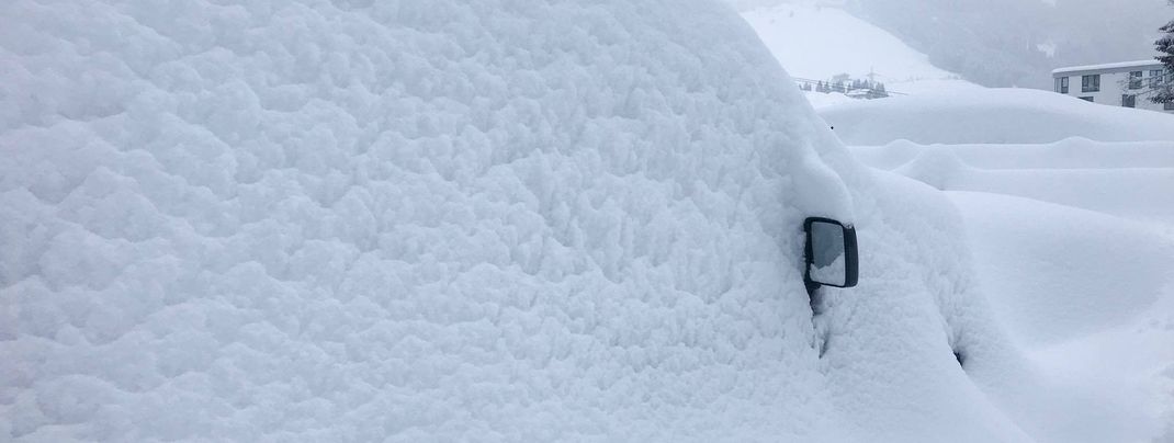 Eingeschneite Autos in den Einstiegsorten der Zillertal Arena.