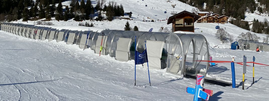 Perfect for the first turns in the snow: The covered magic carpet lifts at the Ski Center Angertal.