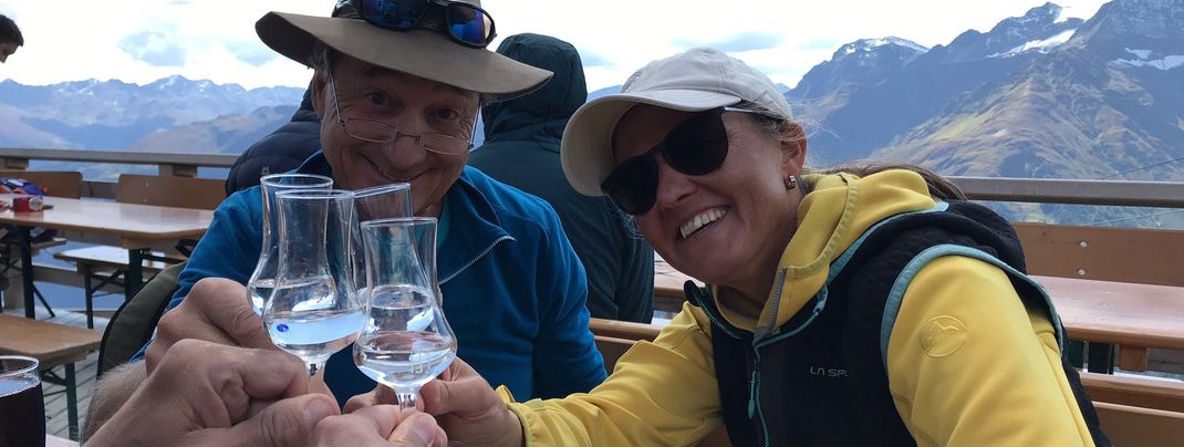 'A Schnapsli' - Tradition bei Ankunft auf der Hütte