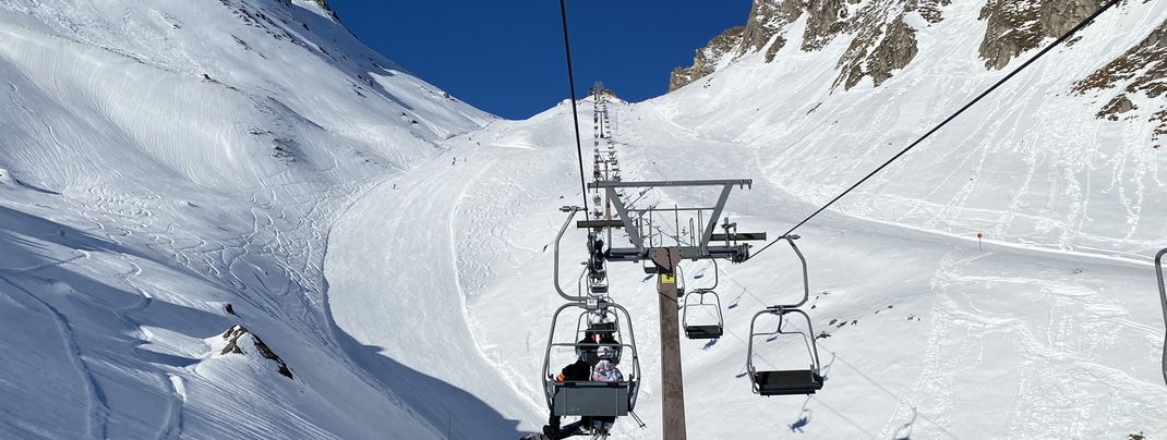 An der 2.300m Hohen Scharte wird gern gequert und dann wieder auf die präparierte Piste abgefahren