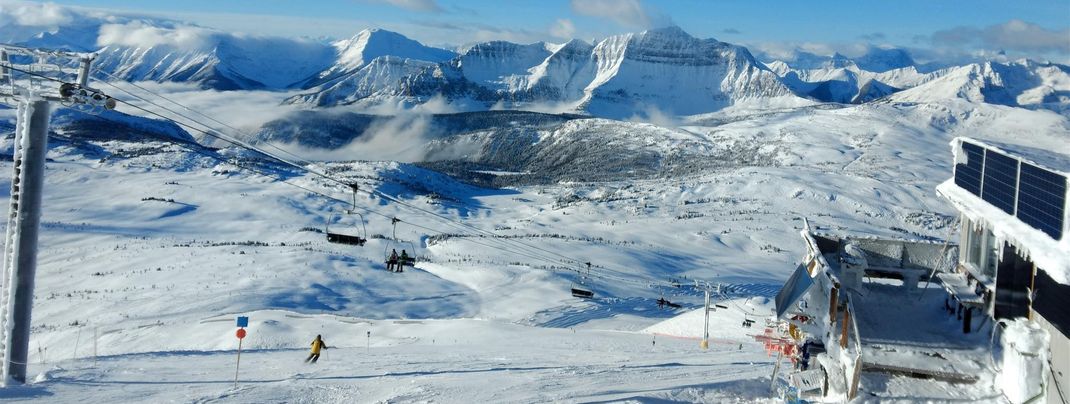 Sonnenschein, perfekte Pisten und die kanadischen Rockys vor Augen - das ist Skifahren in Sunshine Village (Alberta)