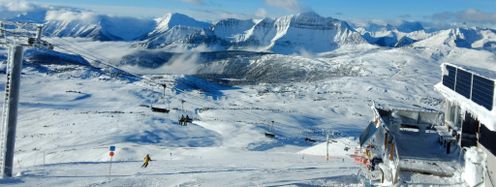 Sonnenschein, perfekte Pisten und die kanadischen Rockys vor Augen - das ist Skifahren in Sunshine Village (Alberta)