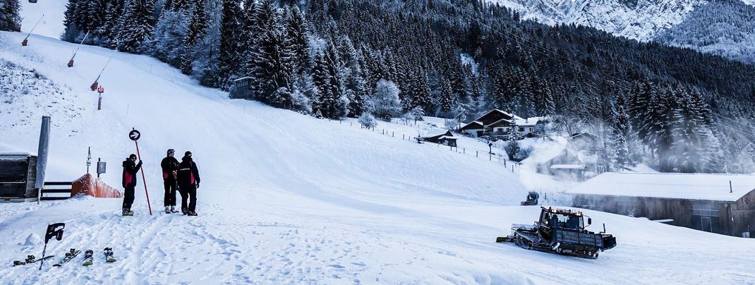 Letzte Vorbereitungen an der Kandahar-Abfahrt