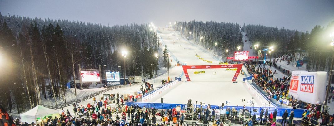 Da es in Lappland im November nur wenige Stunden hell wird, werden alle Rennen in Levi unter Flutlicht ausgetragen.