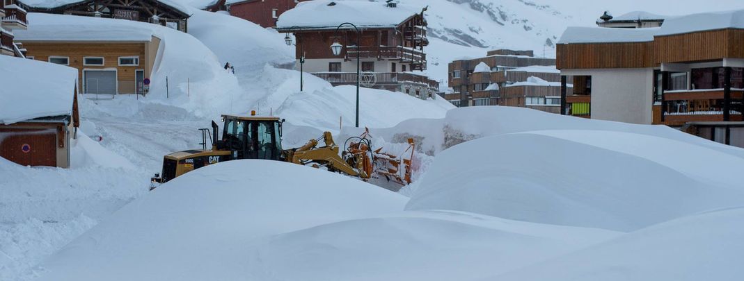 Mit schwerem Gerät versuchen die Bewohner den Schneemassen Herr zu werden.