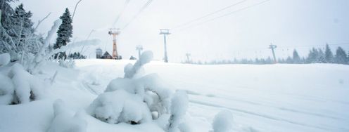 Bereits 30 Zentimeter Schnee liegen kurz vor Dezemberstart am Fichtelberg. Ob die Skisaison am ersten Adventswochenende startet, wollen die Betreiber aber erst kurzfristig bekannt geben.