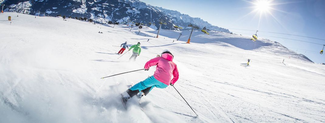Rund 70 Pistenkilometer im Skigebiet sind blau und rot markiert.