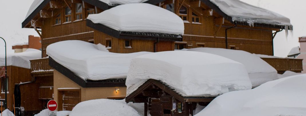 Schnee über Schnee auf den Dächern in Val Thorens.