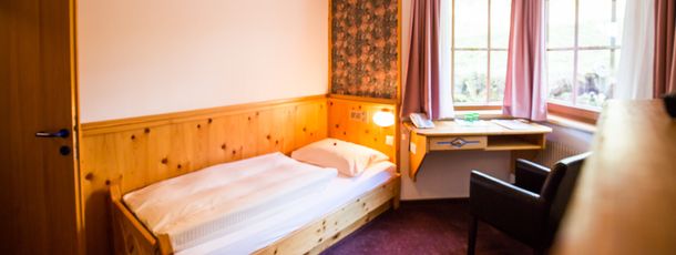 Einzelzimmer im Hotel Enzian (Beispiel).
