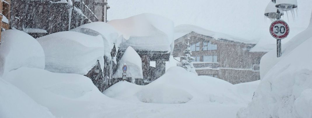 Tief verschneit ist Tignes in den französischen Alpen. Seit Montag ist hier das Skigebiet geschlossen.