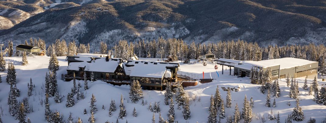In Aspen Snowmass you can enjoy a yoga session at the sun deck atop Aspen Mountain.