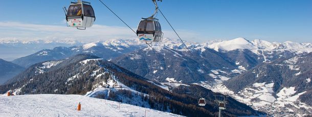 Du bekommst einen tollen Ausblick in die umliegende Winterlandschaft.