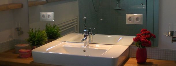 Badezimmer mit Regendusche