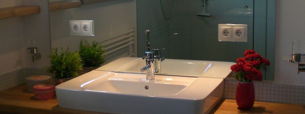 Badezimmer mit Regendusche