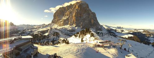 Die Bergstation am Ciampinoi mit Blick auf den Langkofel kurz vor Saisonstart.