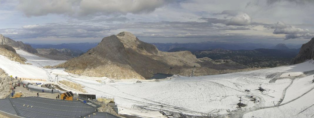Die Hitze im Sommer und der wenig Schnee im vergangenen Winter hatten dem Dachstein Gletscher stark zugesetzt. (Webcambild vom 13.9.)