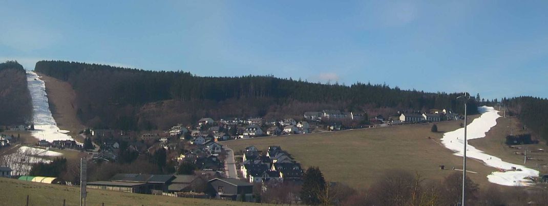 Das frühlingshafte Wetter hatte die Schneedecke in Willingen fast komplett schmelzen lassen. Mit Schneekanonen und Reserven aus den Schneedepots wird nun nachgeholfen.